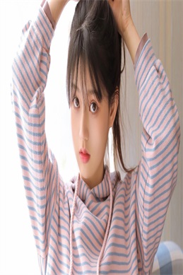 男生和女生在屋里一起怼怼怼的摄影-室内双人摄影怎么拍